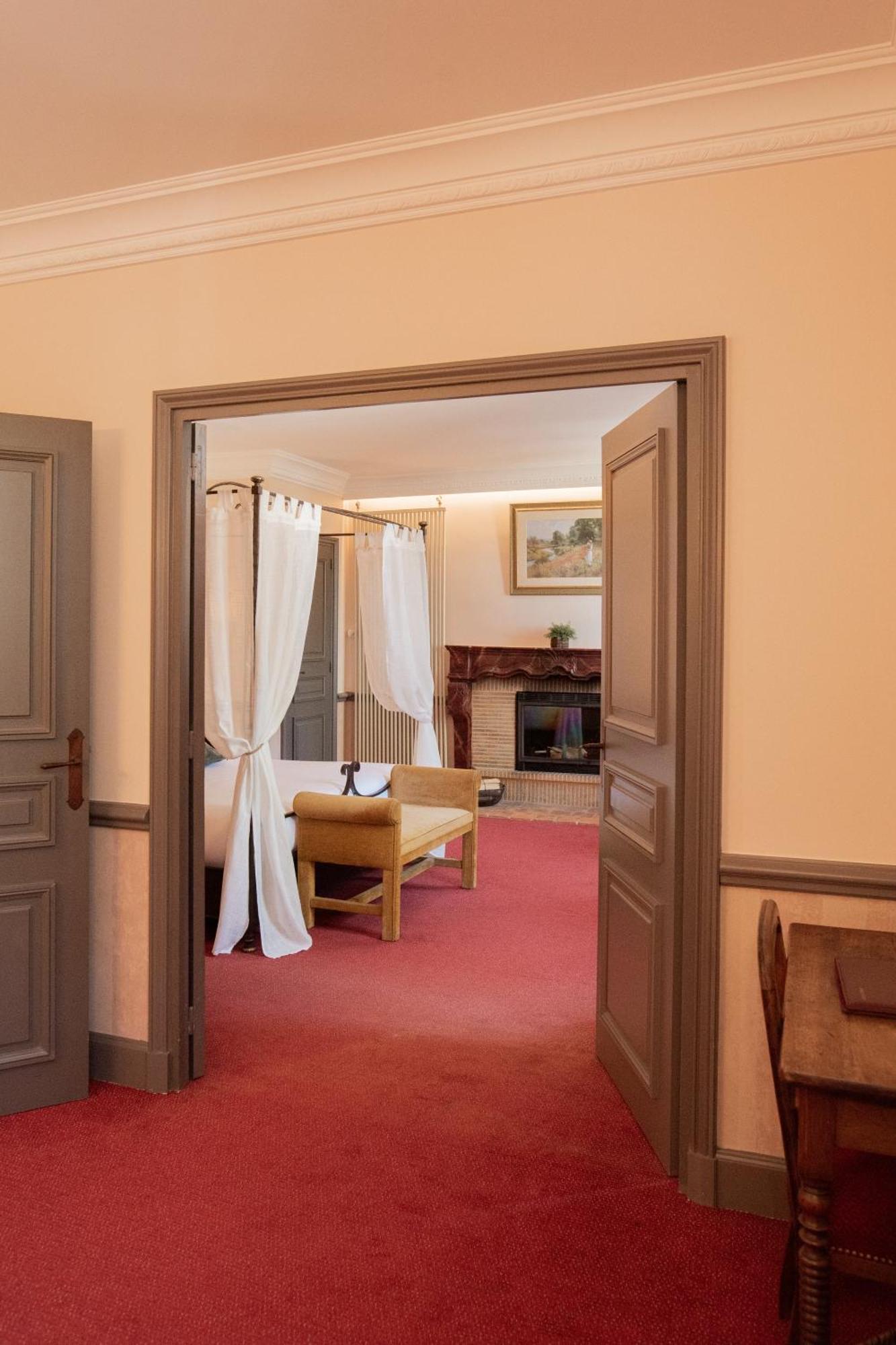 Chateau Des Comtes De Challes Bagian luar foto